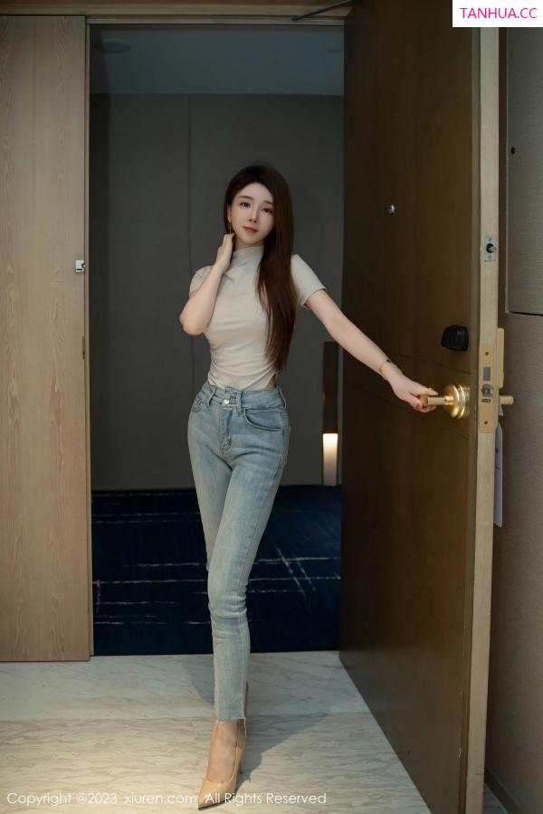   [XiuRen]高清写真图 2023.10.31 No.7586 雨儿baby 牛仔裤美腿第11张图片